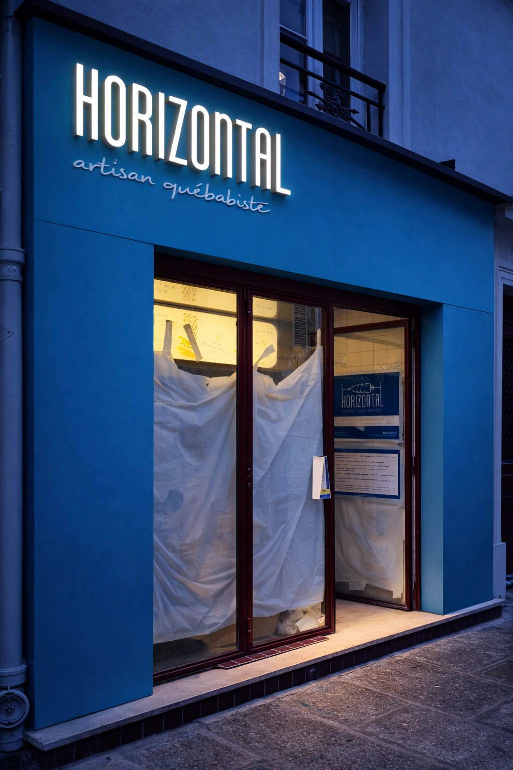 Façade bleue et enseigne lumineuse Horizontal